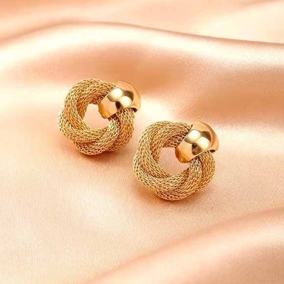 Cosette - Gold Twisted Weaving Dangle Earring. 2025 Trendy - Picture 3 of 8